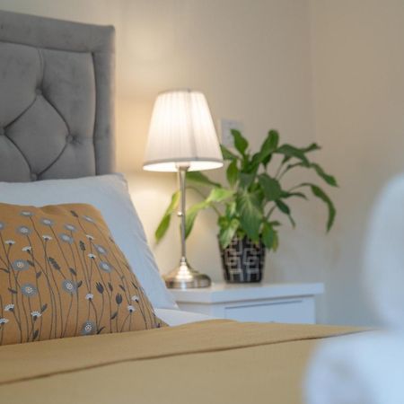 Steps Away From New Street Station & 2 Beds & 2 Baths Flat At City Center Birmingham Exterior foto